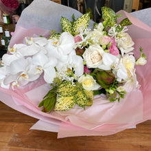 Load image into Gallery viewer, * Florist Choice Bouquet - aka 'Trust Us'