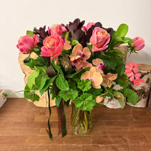 Load image into Gallery viewer, Classic Rose Vase

